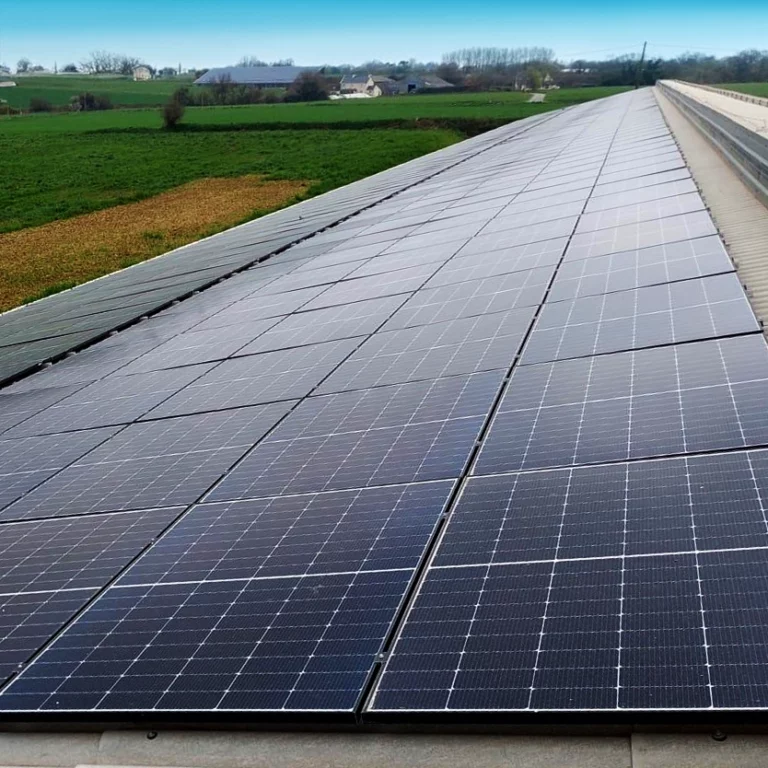 Bâtiment industriel avec panneaux solaires